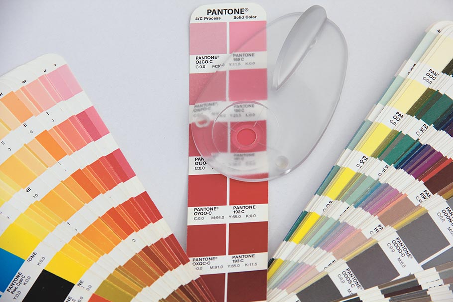 Vérification des couleurs imprimées sur un nuancier PANTONE avec Eye-One Pro et logiciel SPOT_Color_Manager.